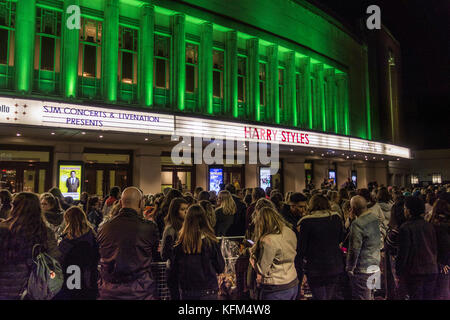 Teenager-Fans, die sich vor dem Eventim Apollo in Hammersmith, London, Großbritannien, für die Harry Styles einer Regie anstellen Stockfoto