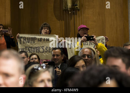 Washington, District of Columbia, USA. 30. Oktober 2017. Während einer Anhörung des Senats über die militärische Autorität des US-Präsidenten im Kapitol der Vereinigten Staaten in Washington, DC, halten Demonstranten Protestzeichen gegen den Krieg ab. Credit: Alex Edelman/ZUMA Wire/Alamy Live News Stockfoto