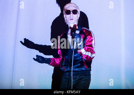 Mailand, Italien. 30 Okt, 2017. Der amerikanische Produzent und Musiker Joe Cardamone führt live auf der Bühne Fabrique Eröffnung der Show von Mark Lanegan Credit: Rodolfo Sassano/Alamy leben Nachrichten Stockfoto