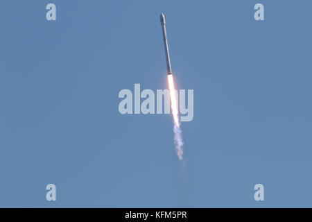 Rocket Launch des NASA Kennedy Space Center, Florida. Am Montag, den 30. Oktober 2017 bei 334 Uhr, SpaceX erfolgreich gestartet Die Koreasat-5 Sat aus komplexen 39 Starten EIN (LC-39A) des NASA Kennedy Space Center, Florida: Trevor Baker/Alamy leben Nachrichten Stockfoto