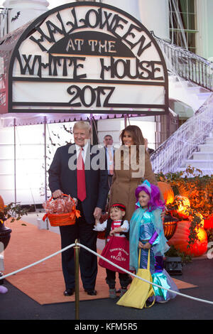 US-Präsident Donald J. Trump und First Lady Melania Trump posieren für Fotos und geben während einer Halloween-Veranstaltung im Weißen Haus in Washington, DC, 30. Oktober 2017 Leckereien aus. Gutschrift: Chris Kleponis/CNP /MediaPunch Stockfoto