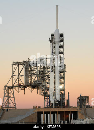 Cape Canaveral, United States. 30 Okt, 2017. eine spacex Falcon 9 Rakete Durchführung des koreasat-5a Communications Satelliten bei Sonnenaufgang am Tag der Markteinführung auf Pad 39a am Kennedy Space Center der NASA am 30. Oktober 2017 in Florida gesehen. Der Satellit-tv und andere Kommunikationsdienste für die Menschen in Südkorea, Japan und Südostasien. Credit: Paul Hennessy/alamy leben Nachrichten Stockfoto