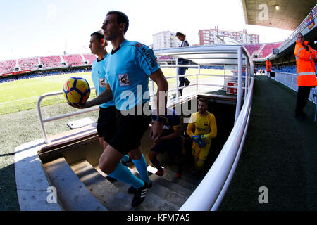 Barcelona, Spanien. Quelle: D. 29. Oktober 2017. Schiedsrichter Fußball: Spanisches Spiel der Liga 123 zwischen dem FC Barcelona B 1-1 Sevilla Atletico im Mini Estadi Stadion in Barcelona, Spanien. Quelle: D . Nakashima/AFLO/Alamy Live News Stockfoto