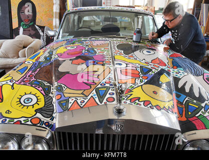 Borna, Deutschland. Oktober 2017. Der Künstler Michael Fischer-Art malte auf seinem 1978er Rolls Royce, in seinem neuen 550 Quadratmeter großen Atelier in der Maschinenhalle der ehemaligen Witznitzer Bricketfabrik in Borna, 19. Oktober 2017. Das 2,20 x 1,50 Meter große Gemälde soll auf einer Kunstausstellung auf dem Kölner Messegelände (24.-26.11.2017) gezeigt werden. Quelle: Waltraud Grubitzsch/dpa-Zentralbild/ZB/dpa/Alamy Live News Stockfoto