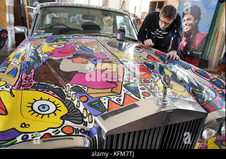 Borna, Deutschland. Oktober 2017. Der Künstler Michael Fischer-Art malte auf seinem 1978er Rolls Royce, in seinem neuen 550 Quadratmeter großen Atelier in der Maschinenhalle der ehemaligen Witznitzer Bricketfabrik in Borna, 19. Oktober 2017. Das 2,20 x 1,50 Meter große Gemälde soll auf einer Kunstausstellung auf dem Kölner Messegelände (24.-26.11.2017) gezeigt werden. Quelle: Waltraud Grubitzsch/dpa-Zentralbild/ZB/dpa/Alamy Live News Stockfoto