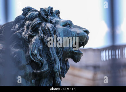 Bronze Lions Head detail Vom Denkmal von Philipp IV. von Spanien auf der Plaza de Oriente, Royal Palace Madrid Spanien Europa Stockfoto