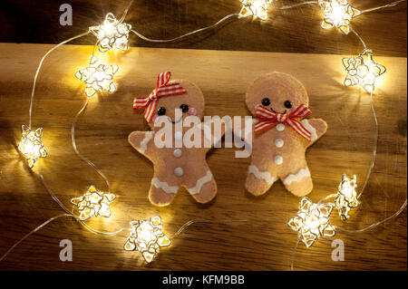 Weihnachten Lebkuchen Männer Dekorationen von Lichterketten umgeben Stockfoto