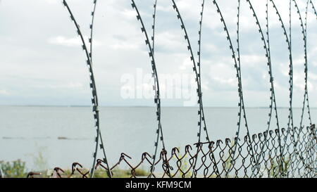 Seascape Blick von der hinter dem Stacheldraht Stockfoto