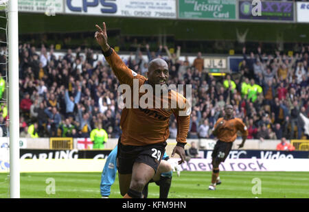 Footballer Dekan Sturridge feiert ein Ziel der Wolverhampton Wanderers v Wimbledon April 2002 riefen Stockfoto