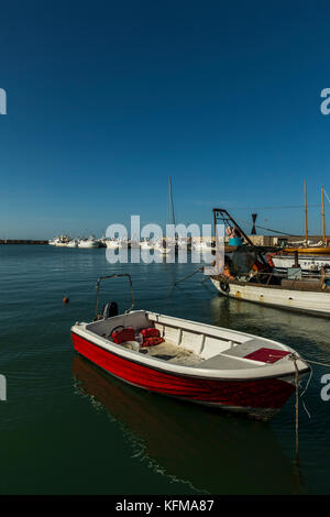 Der Hafen von Vieste, eine gemischte Gewerbe- und Pleasure Boat Harbour. Vieste und den Gargano Nationalpark. Italien. Stockfoto