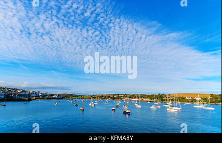 Schönen Hafen von Falmouth in Cornwall, UK, in der Ferne können Sie die Ufer der Spülung Dorf auf der rechten Seite sehen. Stockfoto