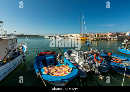 Der Hafen von Vieste, eine gemischte Gewerbe- und Pleasure Boat Harbour. Vieste und den Gargano Nationalpark. Italien. Stockfoto