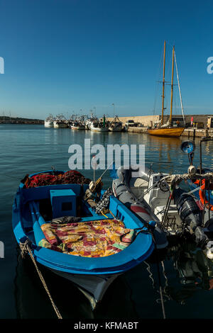 Der Hafen von Vieste, eine gemischte Gewerbe- und Pleasure Boat Harbour. Vieste und den Gargano Nationalpark. Italien. Stockfoto