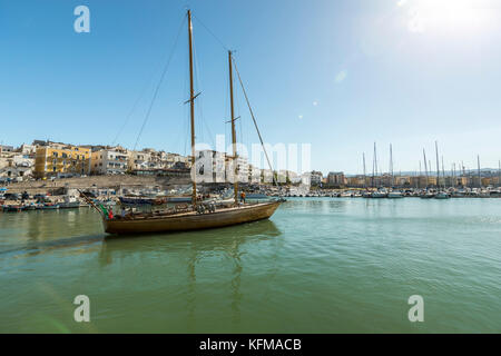 Der Hafen von Vieste, eine gemischte Gewerbe- und Pleasure Boat Harbour. Vieste und den Gargano Nationalpark. Italien. Stockfoto