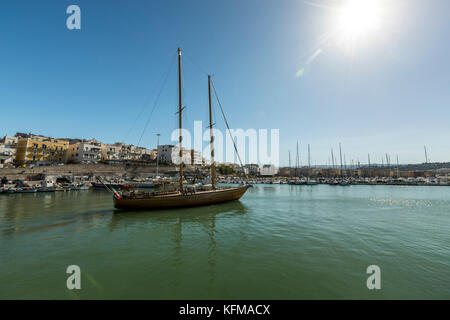 Der Hafen von Vieste, eine gemischte Gewerbe- und Pleasure Boat Harbour. Vieste und den Gargano Nationalpark. Italien. Stockfoto