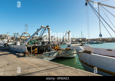 Der Hafen von Vieste, eine gemischte Gewerbe- und Pleasure Boat Harbour. Vieste und den Gargano Nationalpark. Italien. Stockfoto