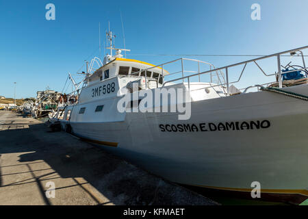 Der Hafen von Vieste, eine gemischte Gewerbe- und Pleasure Boat Harbour. Vieste und den Gargano Nationalpark. Italien. Stockfoto