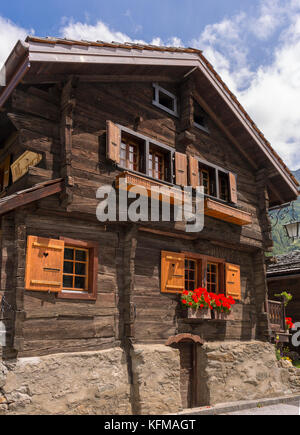 Zinal, Schweiz - traditionelles Haus im alten Dorf, Walliser Alpen Berge, Kanton Wallis. Stockfoto