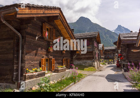 Zinal, Schweiz - traditionelle Holzhäuser im alten Dorf, Walliser Alpen Berge, Kanton Wallis. Stockfoto