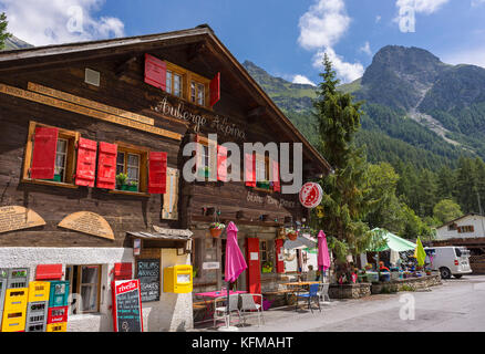 Zinal, Schweiz - Auberge alpina Wanderer Lodge im Dorf Zinal, Walliser Alpen Berge. Stockfoto