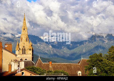 Kirche von Saint-Andre und Französisch Alpen, Grenoble, Frankreich Stockfoto