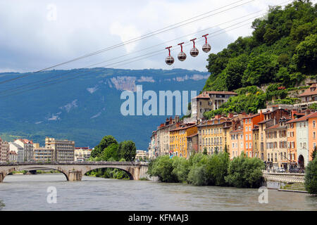 Isere Fluss und Seilbahn im Zentrum von Grenoble, Frankreich Stockfoto