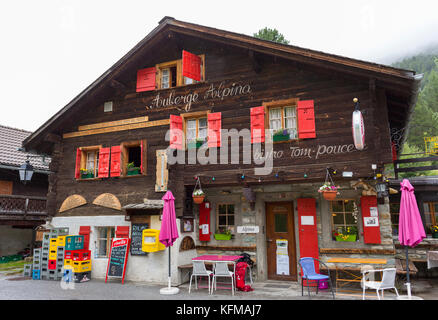 Zinal, Schweiz - Auberge alpina Wanderer Lodge im Dorf Zinal, Walliser Alpen Berge. Stockfoto