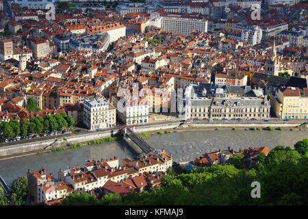 Luftaufnahme von Grenoble Altstadt und der Brücke über die isere Fluss, Frankreich Stockfoto