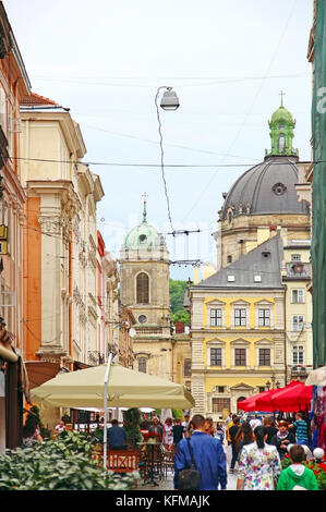 Lemberg, Ukraine - Juni 15, 2015: dominikanische Kirche und eine belebte Straße in der Altstadt von Lviv Stockfoto