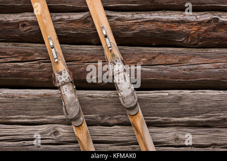 Zinal, Schweiz - alte Skis auf Wand der historischen Gebäude in der Altstadt, Dorf Zinal, Walliser Alpen Berge. Stockfoto