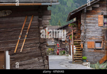 Zinal, Schweiz - historische Gebäude im alten Dorf, Stadt von Zinal, Walliser Alpen Berge. Stockfoto