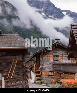 Zinal, Schweiz - historische Gebäude im alten Dorf, Stadt von Zinal, Walliser Alpen Berge. Stockfoto