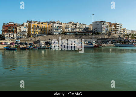 Der Hafen von Vieste, eine gemischte Gewerbe- und Pleasure Boat Harbour. Vieste und den Gargano Nationalpark. Italien. Stockfoto