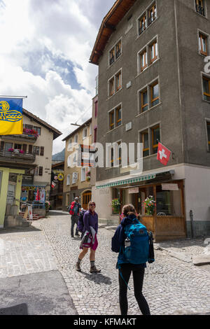 St. Niklaus, Schweiz - Touristen auf der Straße im Dorf. Stockfoto