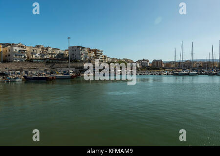 Der Hafen von Vieste, eine gemischte Gewerbe- und Pleasure Boat Harbour. Vieste und den Gargano Nationalpark. Italien. Stockfoto