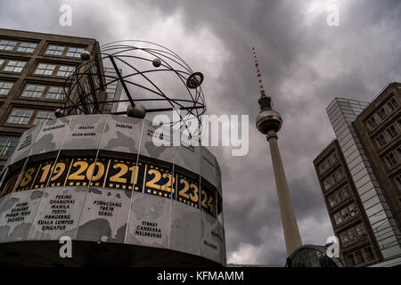 Die Weltzeituhr, auch bekannt als Urania Weltuhr, im Alexanderplatz in Mitte, Berlin Stockfoto