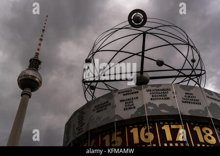 Die Weltzeituhr, auch bekannt als Urania Weltuhr, im Alexanderplatz in Mitte, Berlin Stockfoto