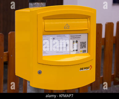 St. Niklaus, Schweiz - Post Box. Stockfoto