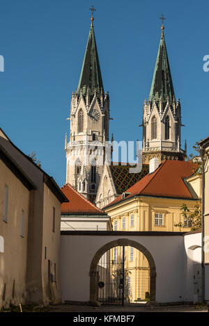 Kirche Türme und ein Teil der Abtei von Stift Klosterneuburg im Herbst Stockfoto