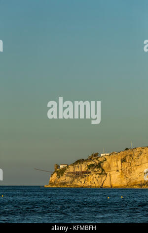 Die felsigen Landzungen von Peschici, Italien bestreut mit traditionellen Fischfang Türme genannt Trabucco, Nationalpark Gargano, Apulien. Stockfoto