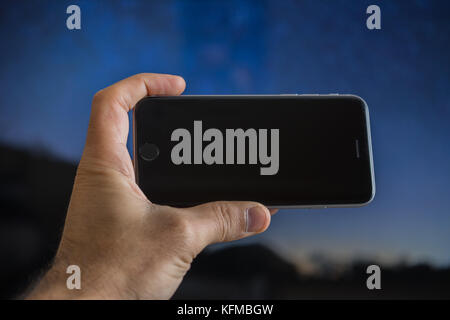 Der Bildschirm schwarz Handy. blauer Hintergrund Stockfoto