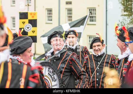 Penryn Kemeneth zwei Tage Heritage Festival im Penryn Falmouth Cornwall - der Spielmannszug marschieren durch die Straßen von Penryn. Stockfoto