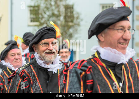 Penryn Kemeneth zwei Tage Heritage Festival im Penryn Falmouth Cornwall - der Spielmannszug marschieren durch die Straßen von Penryn. Stockfoto