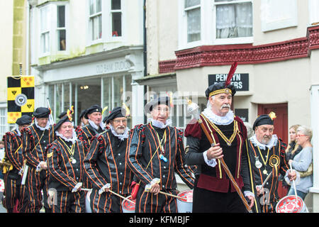 Penryn Kemeneth zwei Tage Heritage Festival im Penryn Falmouth Cornwall - der Spielmannszug marschieren durch die Straßen von Penryn. Stockfoto