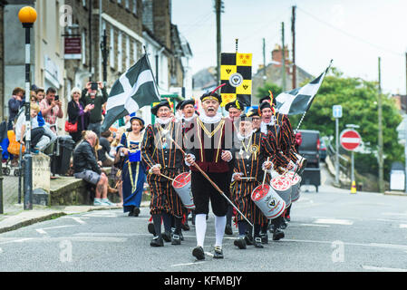 Penryn Kemeneth zwei Tage Heritage Festival im Penryn Falmouth Cornwall - der Spielmannszug marschieren durch die Straßen von Penryn. Stockfoto