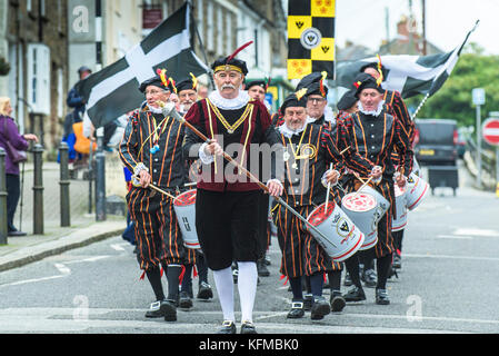 Penryn Kemeneth zwei Tage Heritage Festival im Penryn Falmouth Cornwall - die Marine Band marschieren durch die Straßen von Penryn. Stockfoto