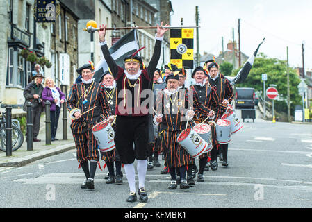 Penryn Kemeneth zwei Tage Heritage Festival im Penryn Falmouth Cornwall - die Marine Band marschieren durch die Straßen von Penryn. Stockfoto