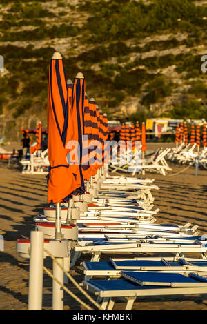 Liegen und Sonnenschirme am Strand. Vieste und den Gargano Nationalpark. Italien. Stockfoto