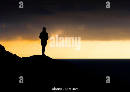 Silhouette - ein einsamer Mann gegen den Abend licht. Stockfoto