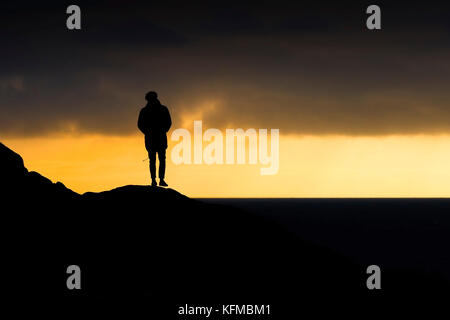 Silhouette - ein einsamer Mann gegen den Abend licht. Stockfoto